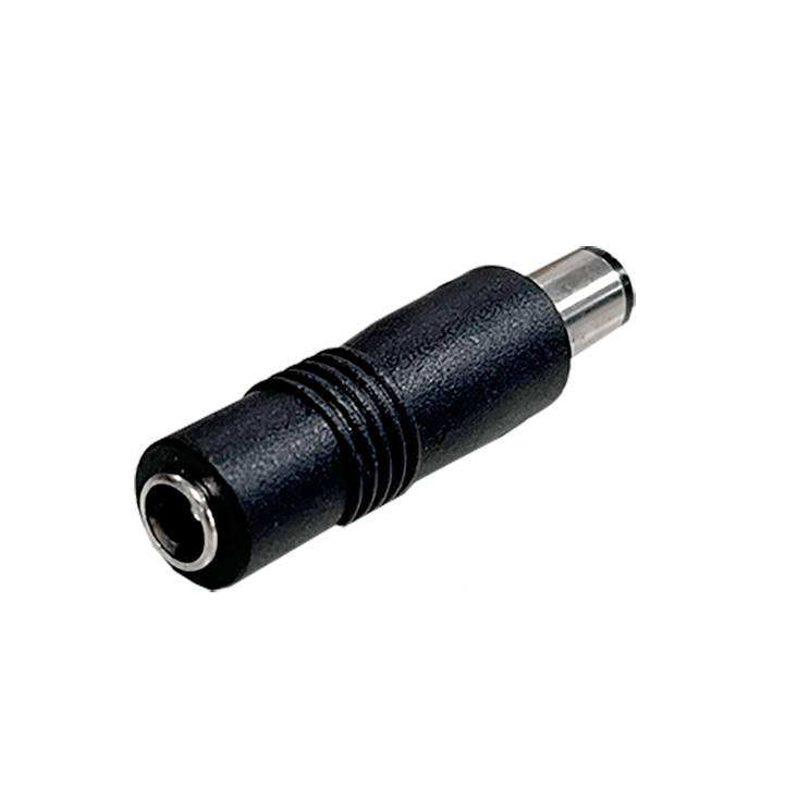 Črn DC-povezovalni adapter s kovinsko konico, uporabljen za električne povezave v elektronskih napravah.