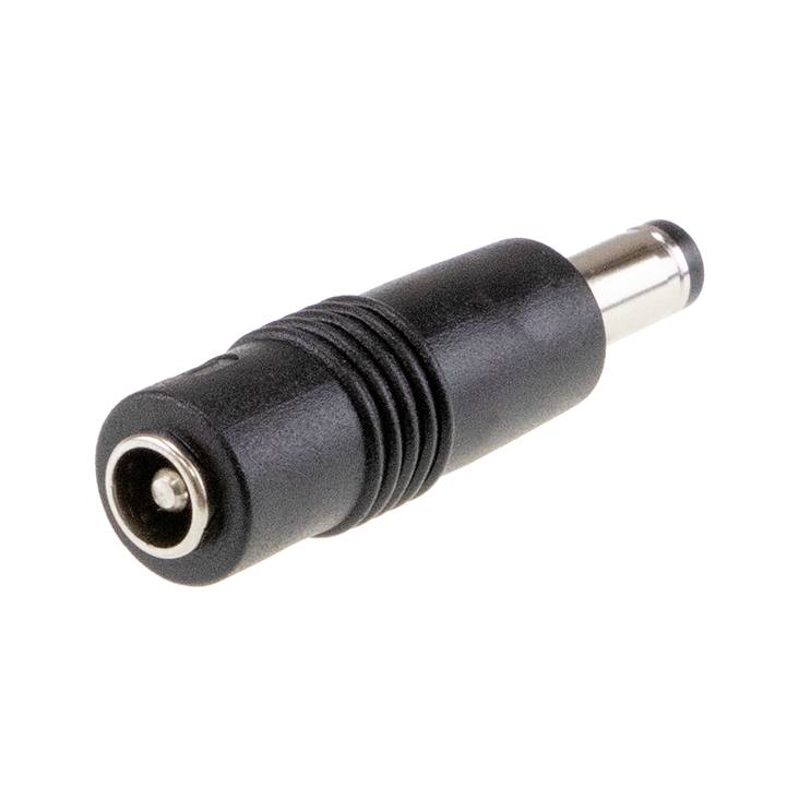 Črni DC-vtični adapter, cilindrične oblike, z kovinsko konico in plastenim ohišjem.