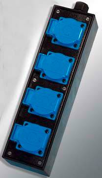 Štirikratna razdelilna letev z modrimi zaščitnimi pokrovčki na temnem ohišju, primerna za uporabo v industrijskih okoljih.