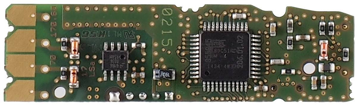 Zelena elektronska plošča z različnimi srebrnimi in črnimi komponentami, kot so tranzistorji in mikroprocesorji.