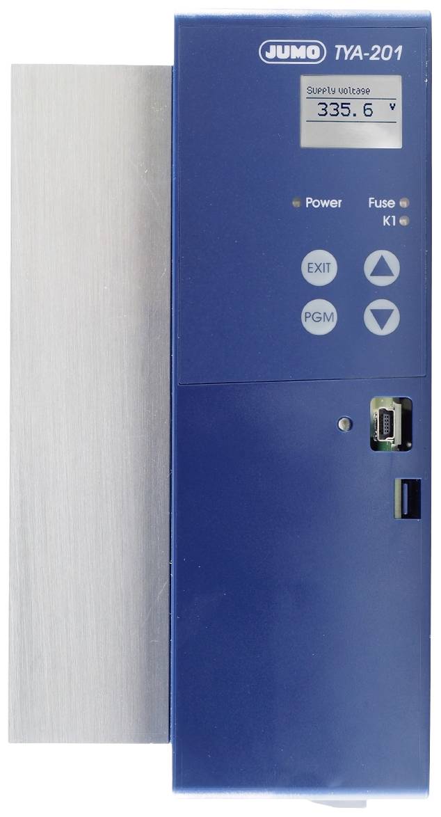 Modri Jumo TYA-201 naprava za nadzor napetosti, prikazuje '335.6 V' na zaslonu, z upravljalnimi elementi in USB priključkom na desni strani.