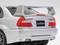Srebrni Mitsubishi Lancer Evolution z velikim zadnjim krilom, pogled od zadaj.