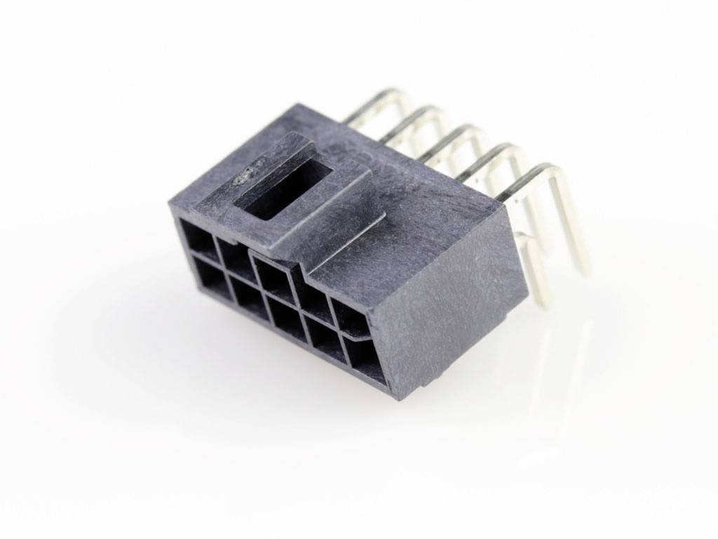 Črn plastični vtič z več kovinskimi kontakti, primeren za elektronske povezave na tiskalnih ploščah.