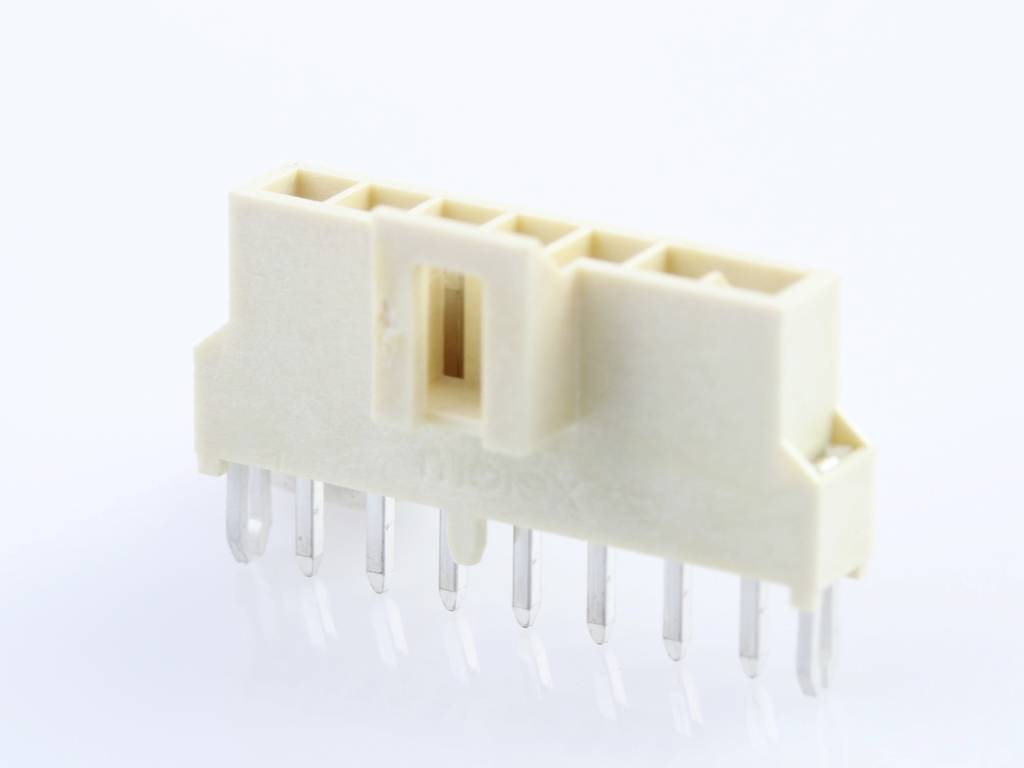Bela električna vtičnica z več kovinskimi kontakti na spodnji strani, namenjena elektronskim vezjem.