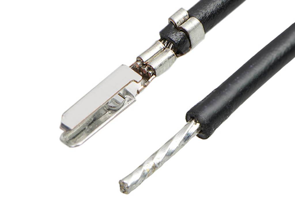 Goli električni kabel in konektor prikazujeta komponente električnega kabla z izpostavljeno žico in vtičem.