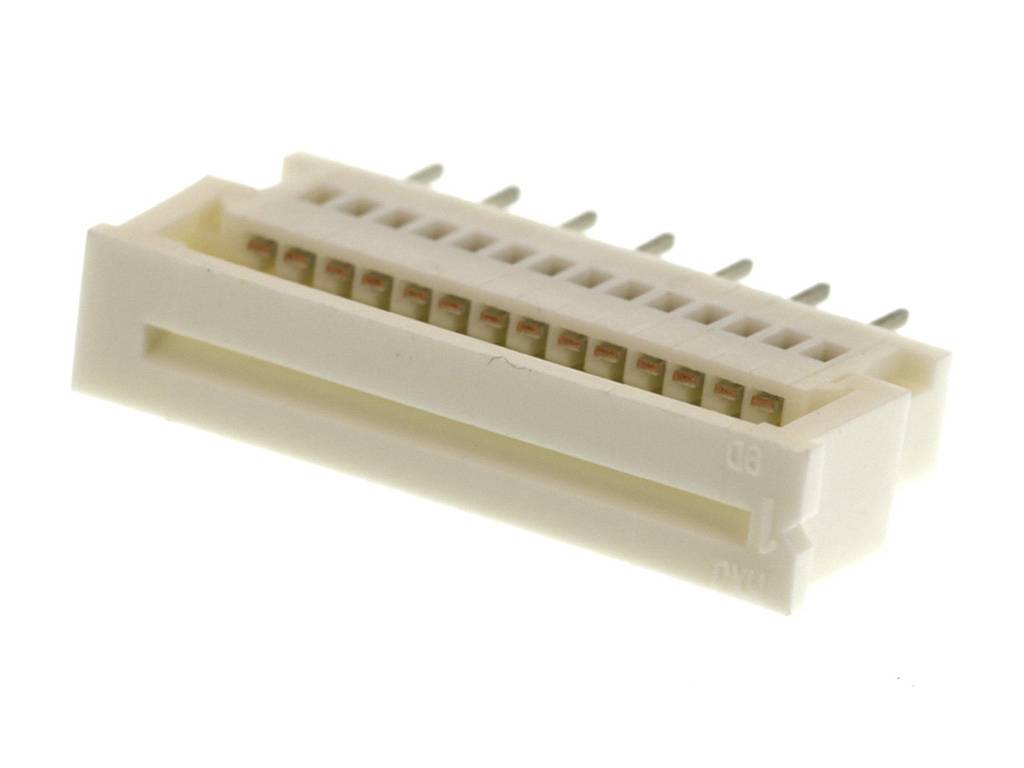 Bel pravokoten elektronski vtič z več kovinskimi čepi, ki štrlijo iz njegove spodnje strani.