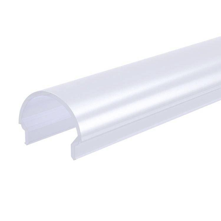 Bela, polkrožna plastična pokrovka za LED-profil, posneta s strani.