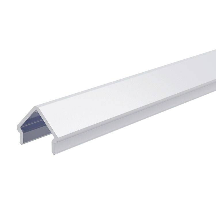 Aluminijasti profil v obliki V za montažo LED trakov, poševno urezan. Primeren za indirektno osvetlitev v notranjih prostorih.