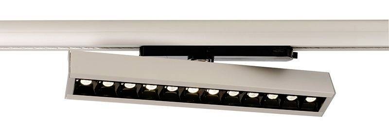 Sodoben, pravokoten stropni reflektor z več majhnimi LED-lučmi, nameščen na vodilu. Primeren za usmerjeno osvetlitev.
