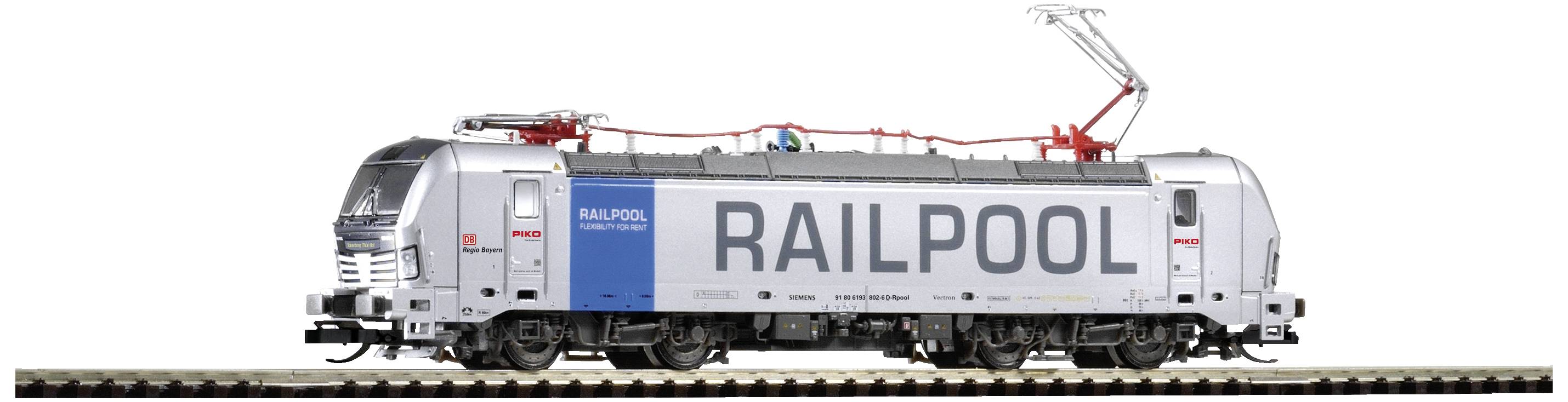 Lokomotiva znamke Railpool na tirih, pogled s strani, prikazuje podrobnosti kot so srebrna barva, logotipi in električni tokovniki.
