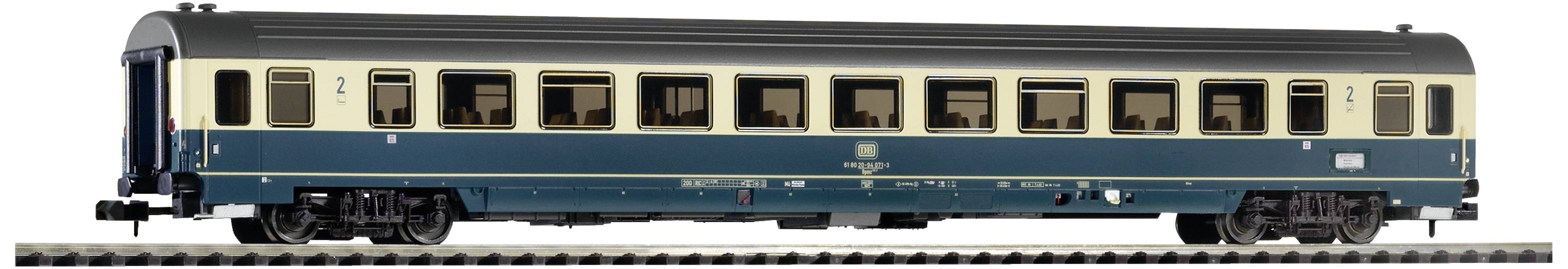 Moder in kremasto bel železniški potniški vagon iz 1960-ih let, posnetek s strani, stoječ na tirih.