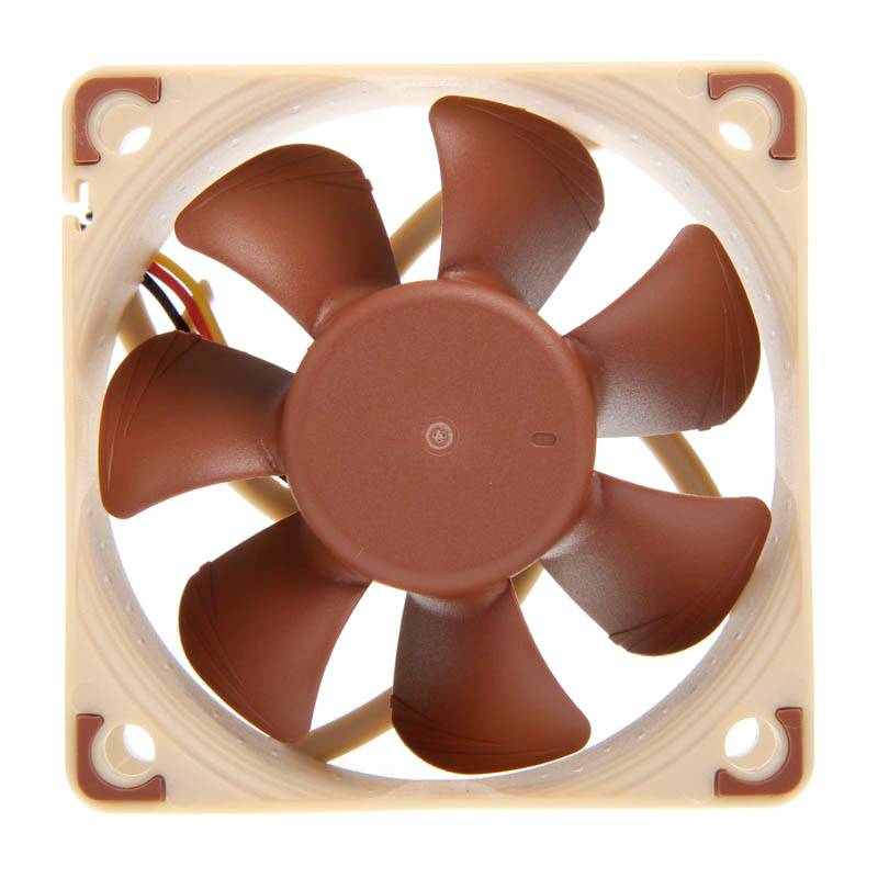 Bež barvni računalniški ventilator s rjavimi krili in štirimi luknjami za vijake v vogalih, pogled od zgoraj.