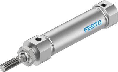 Cilindrični, srebrni pnevmatski valj s logotipom 'FESTO' na strani, primeren za industrijske aplikacije.