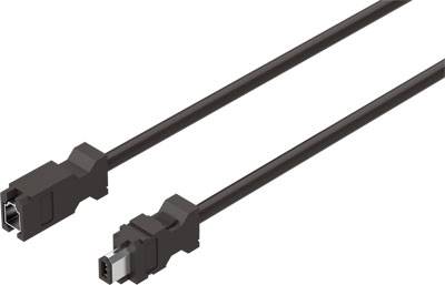Črn kabel s pravokotnimi vtikači na obeh koncih, verjetno za podatkovno povezavo, na beli podlagi.