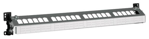 Prazen patch panel okvir s 24 vrati za vgradnjo v omrežne kabelske sisteme, izdelan iz kovine in plastike, brez kablov.
