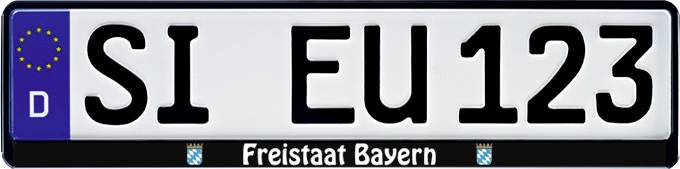 Registrska tablica z napisom 'SI EU123', evropski in nemški simbol. Spodaj piše 'Svobodna država Bavarska' z bavarskim grbom.