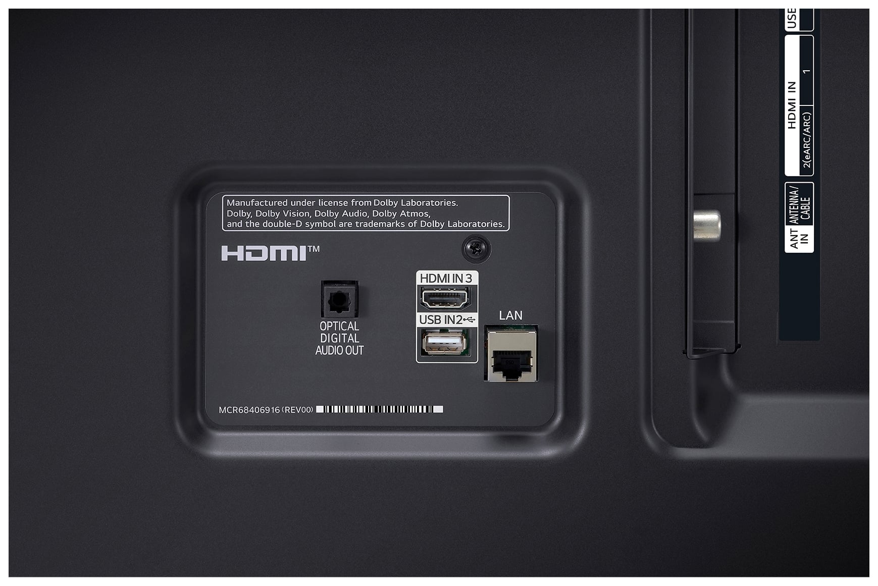 'Zadnja stran naprave s priključki: HDMI, optični avdio izhod, USB IN, LAN. Opomba o licenci podjetja Dolby Laboratories.'