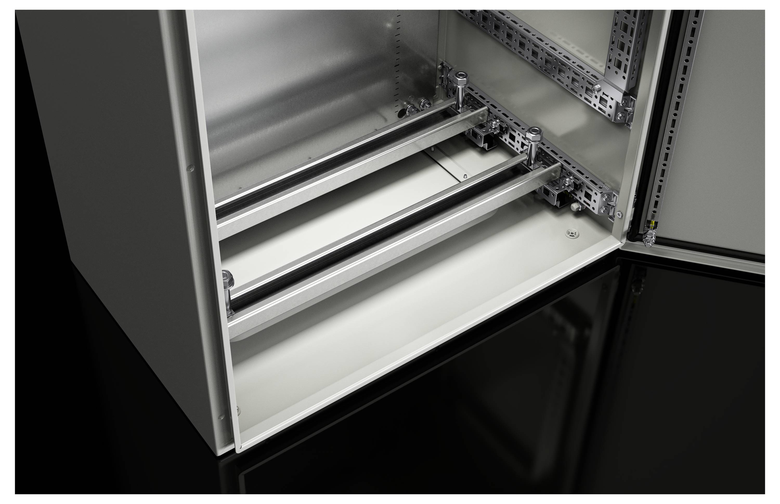 Odprta strežniška omara z dvema izvlečnima tirnicama, primerna za namestitev elektronskih naprav in komponent v strežniški sobi.