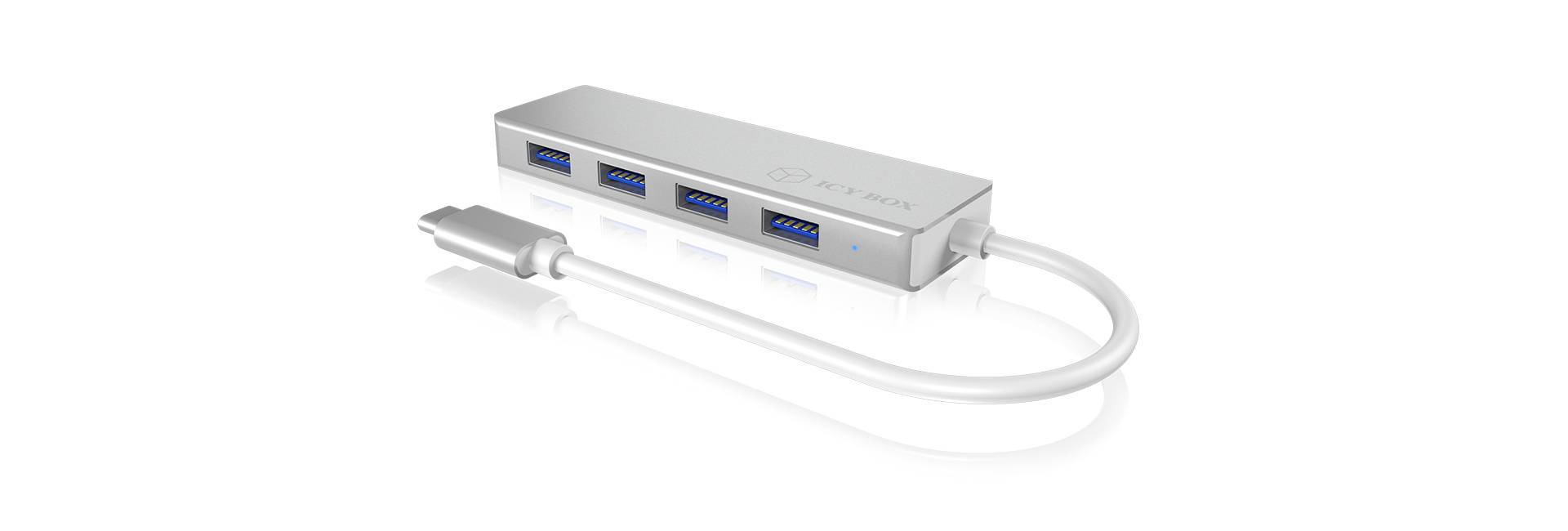 USB-C-adapter s štirimi USB 3.0-priključki na strani. Ohišje adapterja iz srebrnega kovinskega materiala, s kratko povezavo do kabla.