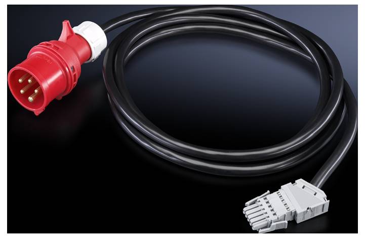 Črn električni kabel z rdečim priključkom na levi strani in sivim vtičem na desni strani.