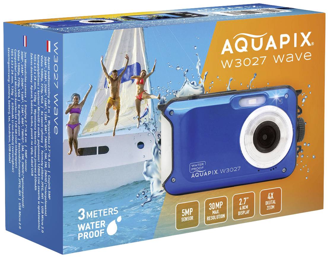 Vodoodporna kamera v modri barvi, model 'AQUAPIX W3027 wave', prikazana na embalaži z osebami, ki skačejo poleg čolna na vodi.