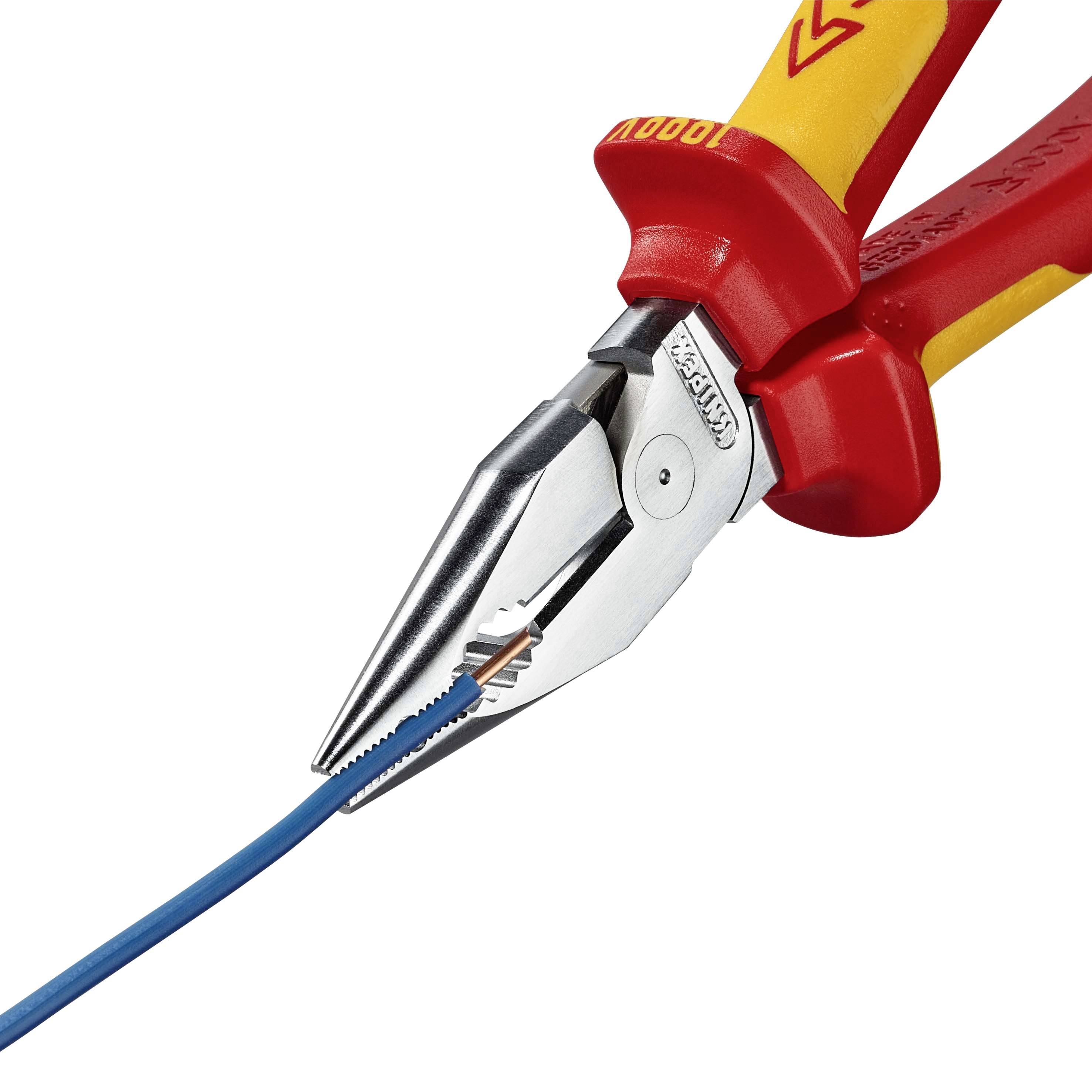 Rdeče klešče držijo moder kabel. Klešče imajo rumene ročaje in so verjetno izolirane, primerne za električna orodja.