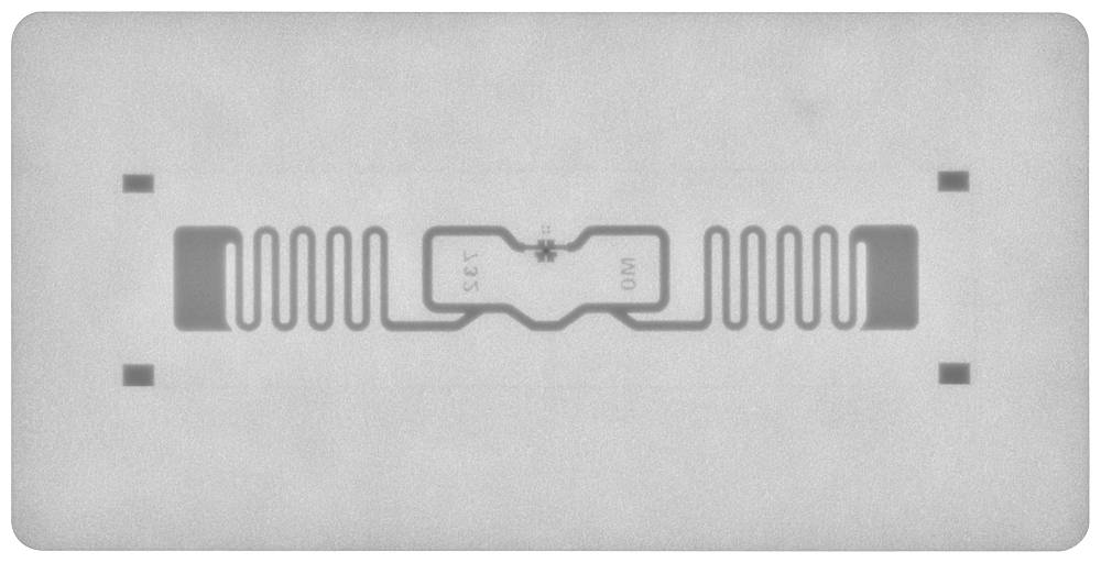 RFID oznaka z dolgičastim, simetričnim dizajnom. Na sredini je majhen element z napisom 'WD 1.3'.