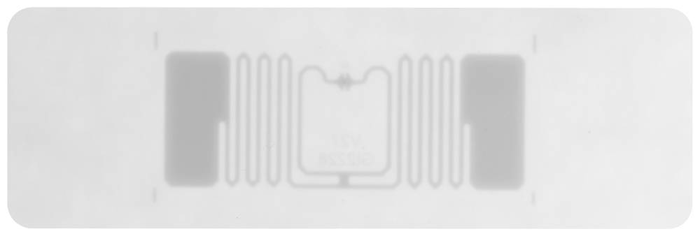 Prosojni RFID-tag na pravokotni nalepki z antenskima zankama in čipom na sredini.