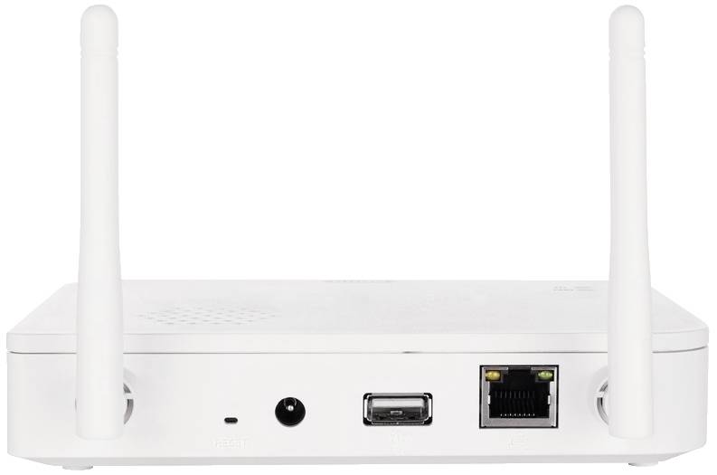 Pogled zadnje strani belega omrežnega usmerjevalnika z dvema antenama ter priključki za napajanje, USB in ethernet kabel.