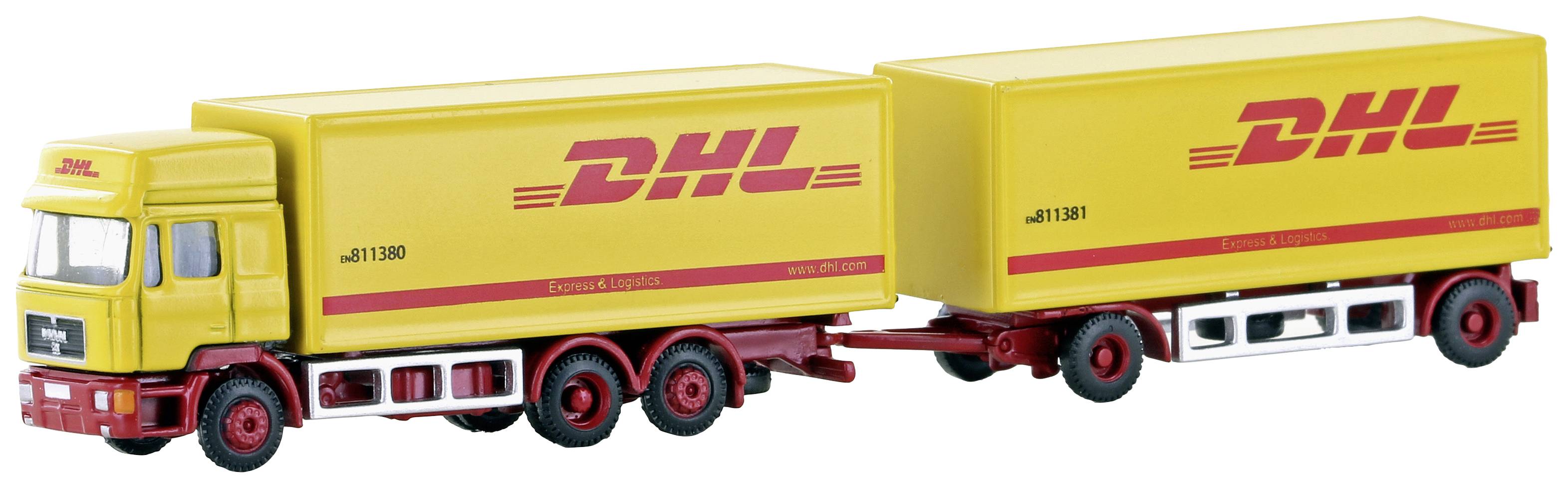 Rumeni tovornjak z logotipom DHL in priklopnikom stoji na površini.
