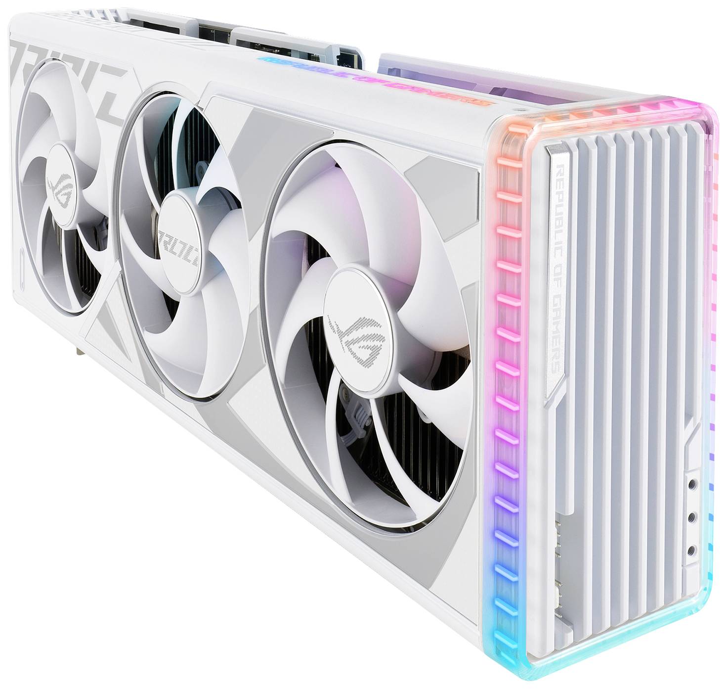Bela grafična kartica s tremi velikimi ventilatorji in RGB osvetlitvijo na strani. Logotip blagovne znamke je viden na lopaticah ventilatorjev.