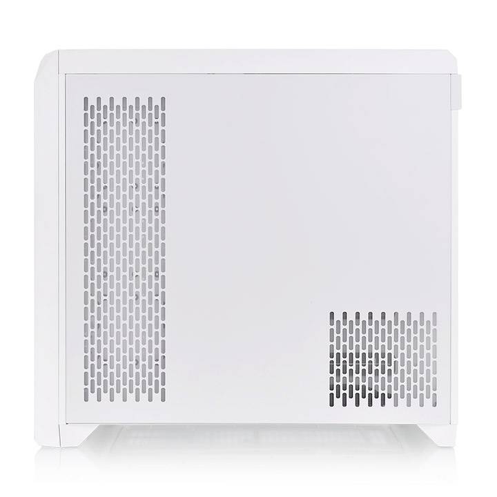 Majhen bel računalniški ohišje z ventilacijskimi režami na straneh, primeren za kompaktne računalniške sisteme.