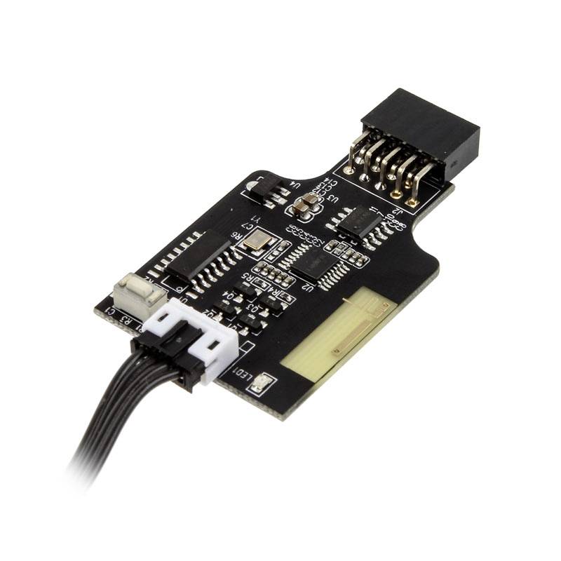 Črni elektronski modul z več vodniki in priključki; lahko bi bil del digitalnega naprave ali senzorja.
