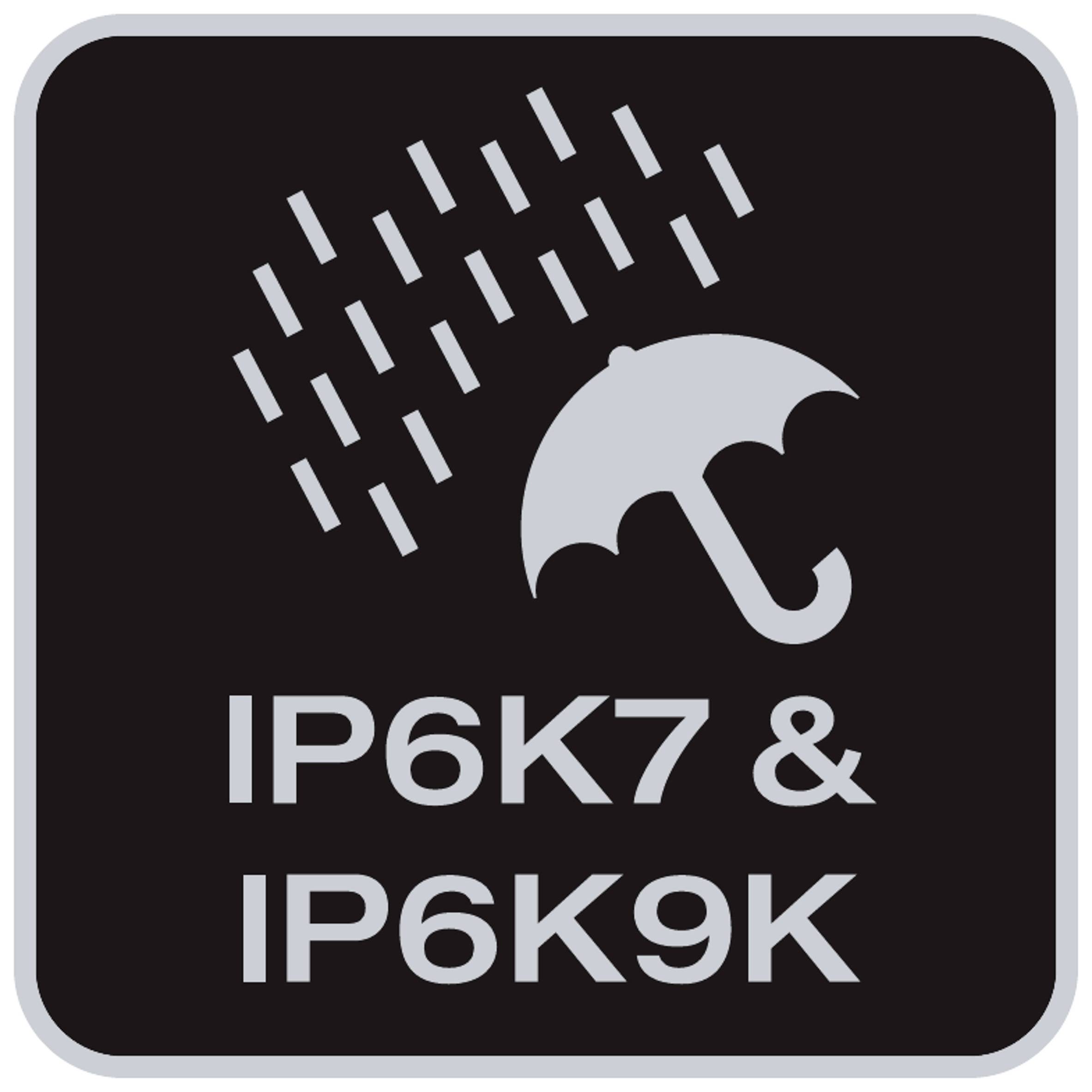 Črna tabla z znakom dežnika in simbolom kapljic dežja. Besedilo spodaj: 'IP6K7 & IP6K9K', oznaka vodotesnosti.