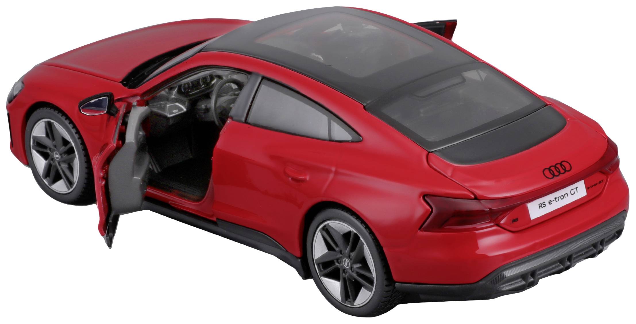 Rdeč modelček avtomobila Audi s odprtim voznikovim oknom, fotografiran s strani od zadaj.