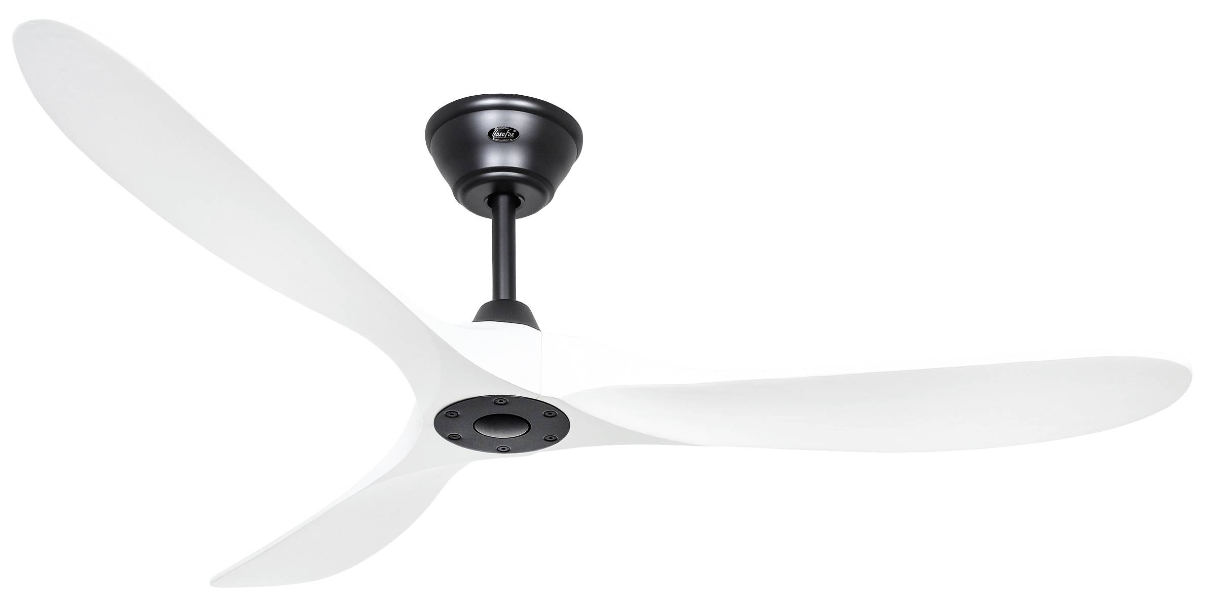 Bel stropni ventilator s tremi krili in črno pritrditvijo na stropu. Moderna in minimalistična zasnova.