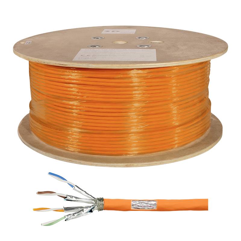 Velika lesena kolut kablov z oranžnim omrežnim kablom, poleg njega pa odrezan del kabla z vidnimi žilami.