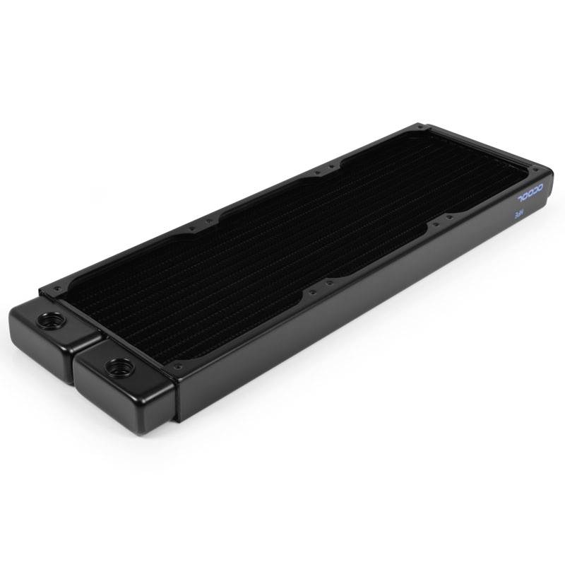 Črn PC radiator z dvema priključkoma, pravokotne oblike, namenjen hlajenju strojnih komponent računalnika.