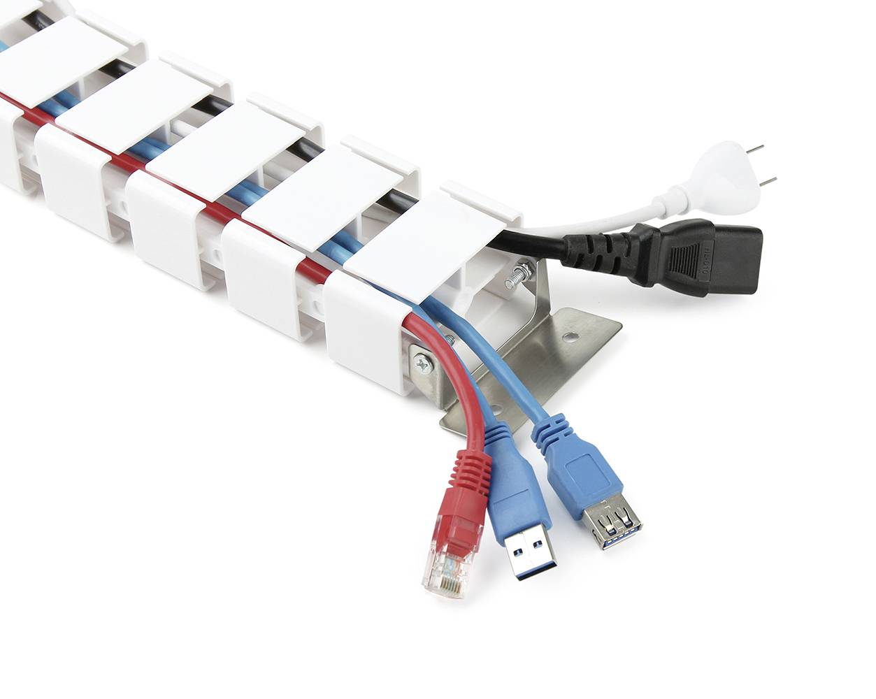 'Sistem upravljanja kablov z belimi držali; modri in rdeči eternet in USB kabli štrlijo ven; črni omrežni kabel z vtičem.'