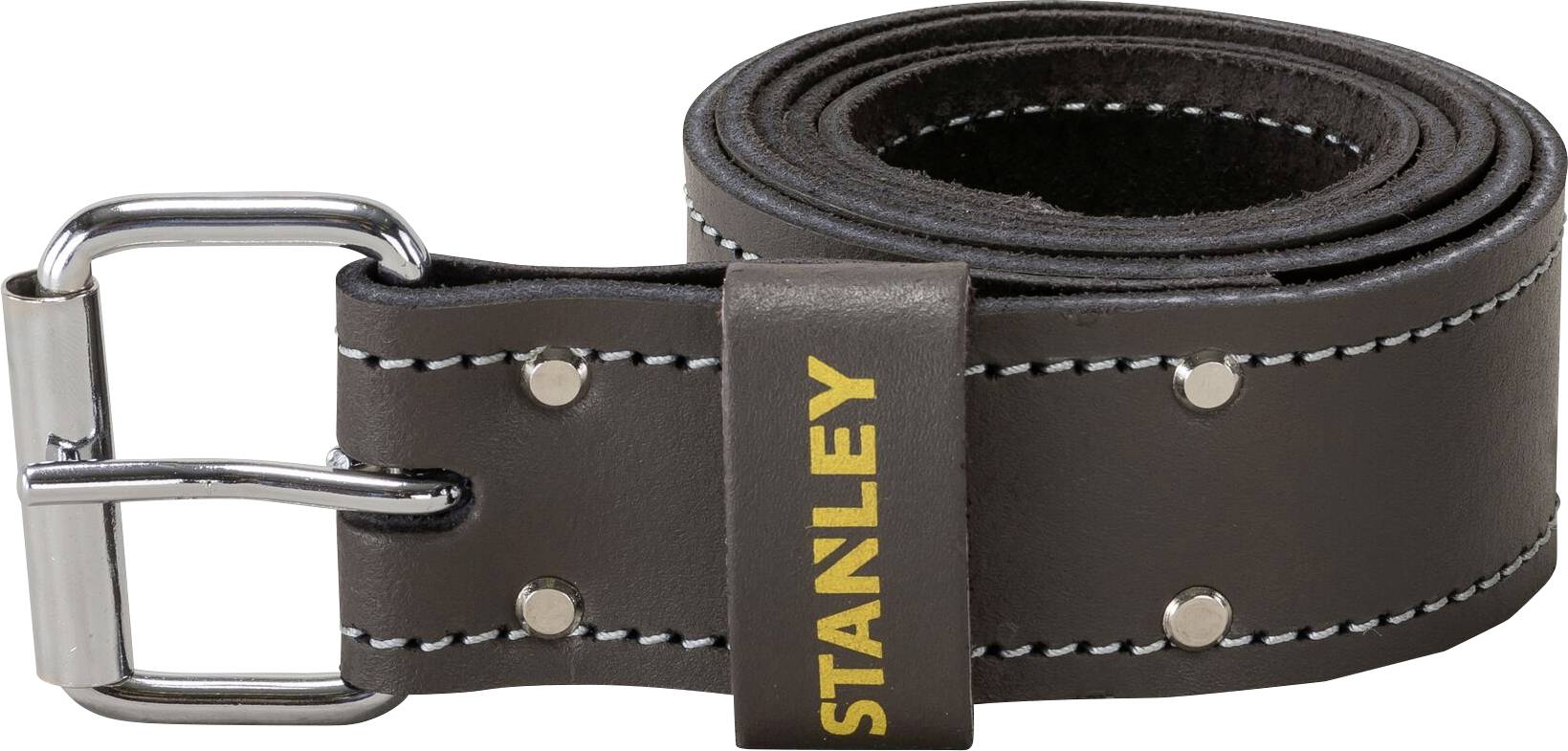 Temno rjav usnjen pas z kovinsko sponko, zvit. Na pasu je rumeni napis 'STANLEY'.