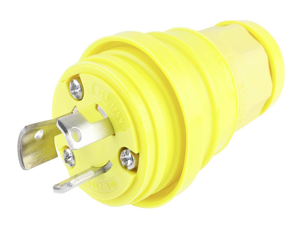 Rumeni trosmerni vtični adapter s kovinskimi kontakti, primeren za industrijsko ali zunanjo uporabo.