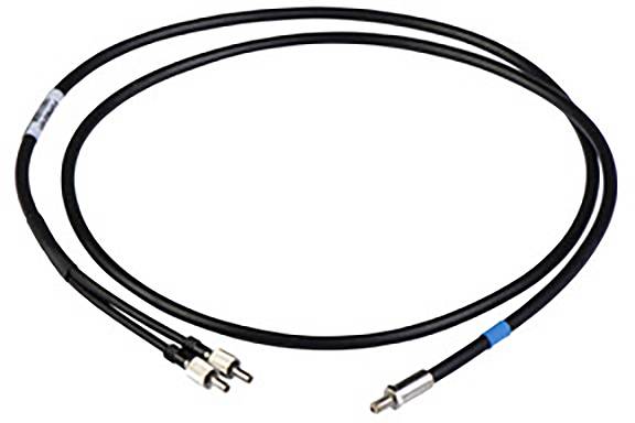 Črni koaksialni kabel s tremi priključki, namenjen za povezovanje elektronskih naprav.