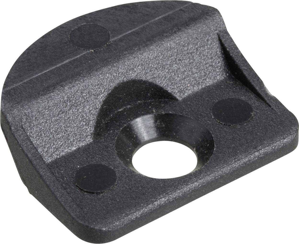 Črn pravokoten plastičen predmet z osrednjo okroglo odprtino in več valovitimi robovi, verjetno strojni del.