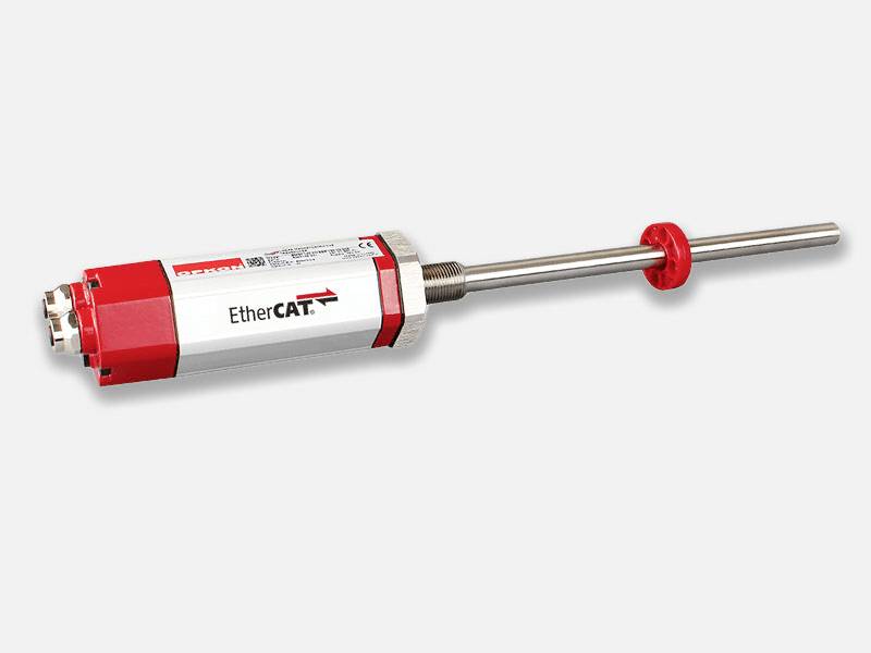 Senzor z rdečim in srebrnim ohišjem, označen z 'EtherCAT'. Uporabljen za natančna pozicijska merjenja v industrijskih aplikacijah.