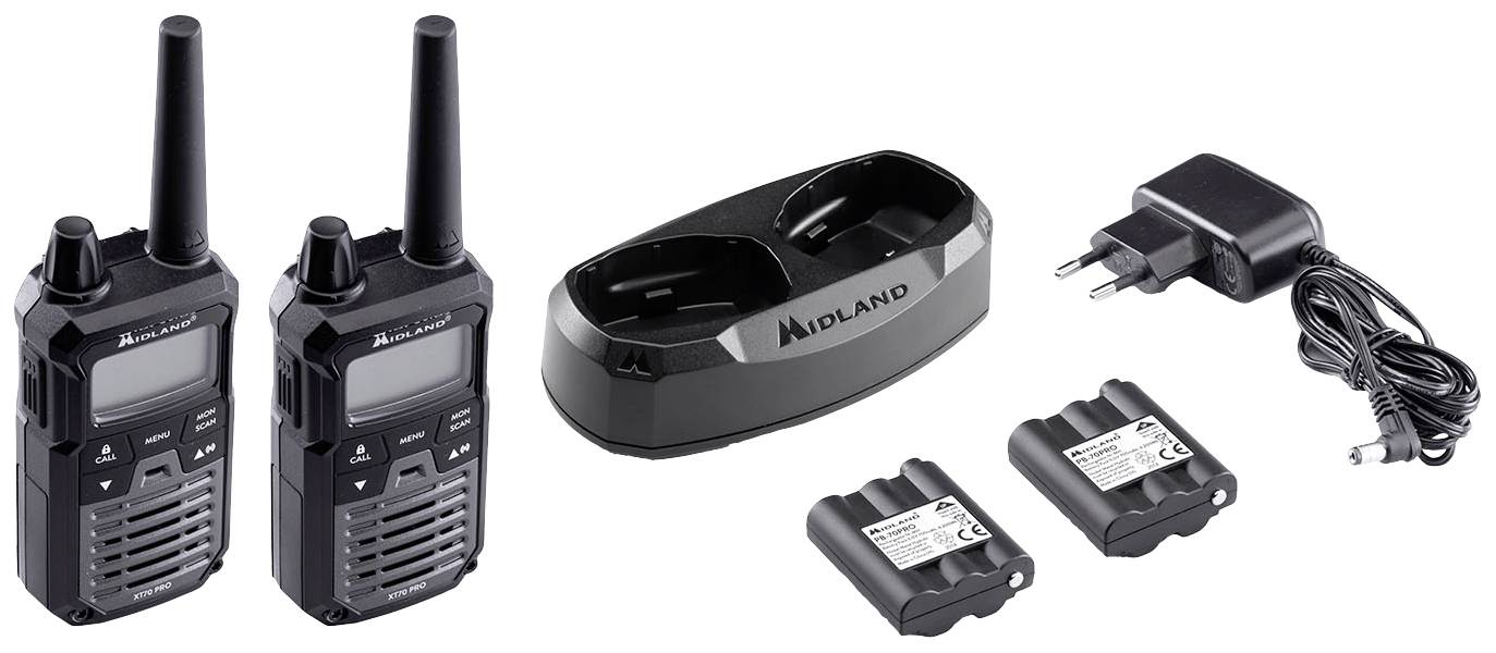 'Dva walkie-talkija z polnilcem in dvema baterijama, pripravljena za uporabo, na belem ozadju.'