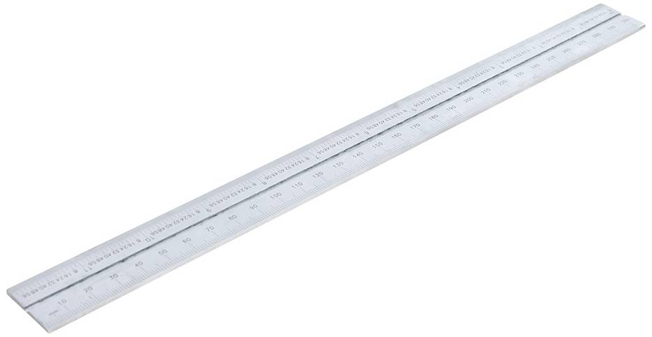 Dolg kovinski merilni trak z oznakami tako v centimetrih kot palcih, uporaben za natančne meritve pri tehničnih opravilih.