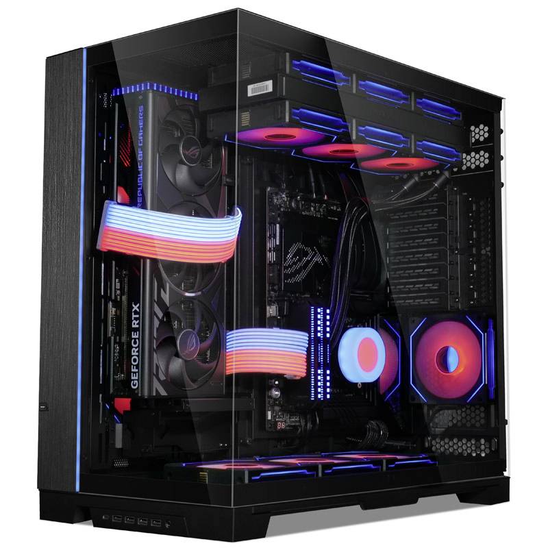 Računalniško ohišje s stekleno sprednjo stranjo prikazuje grafično kartico GeForce RTX in barvno LED-osvetlitev v notranjosti, pretežno v modri in rdeči barvi.