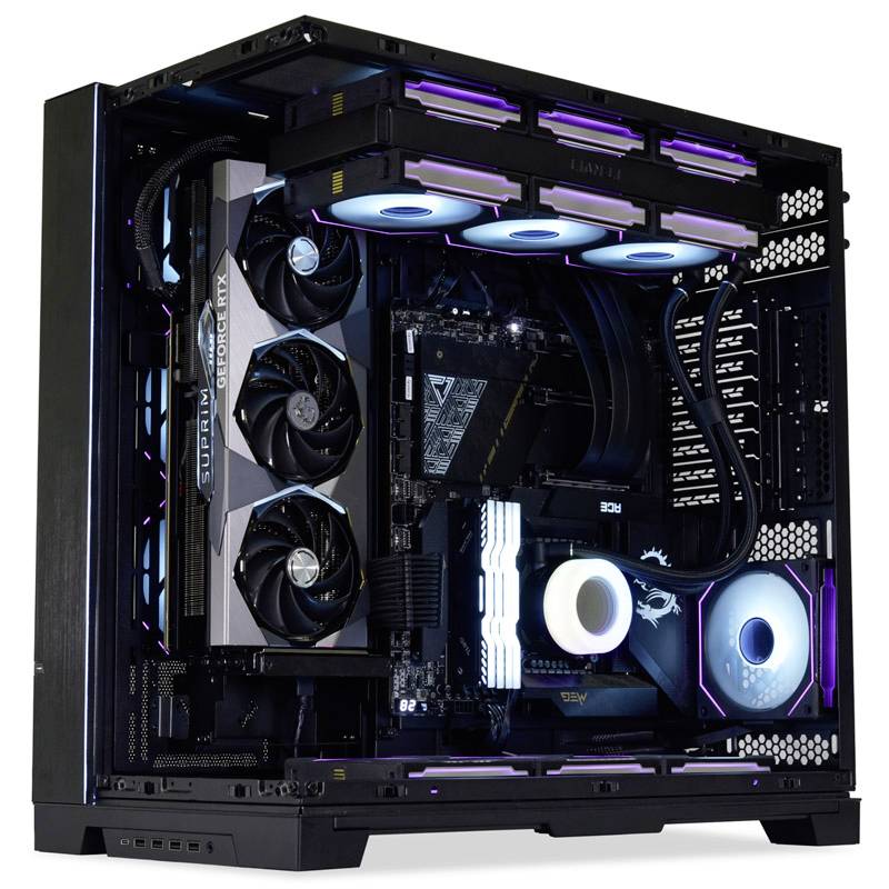 Odprt osebni računalnik z osvetljenimi komponentami, ki prikazuje grafično kartico, vodno in zračno hlajenje, RGB elemente in urejeno vodenje kablov v sodobnem ohišju.