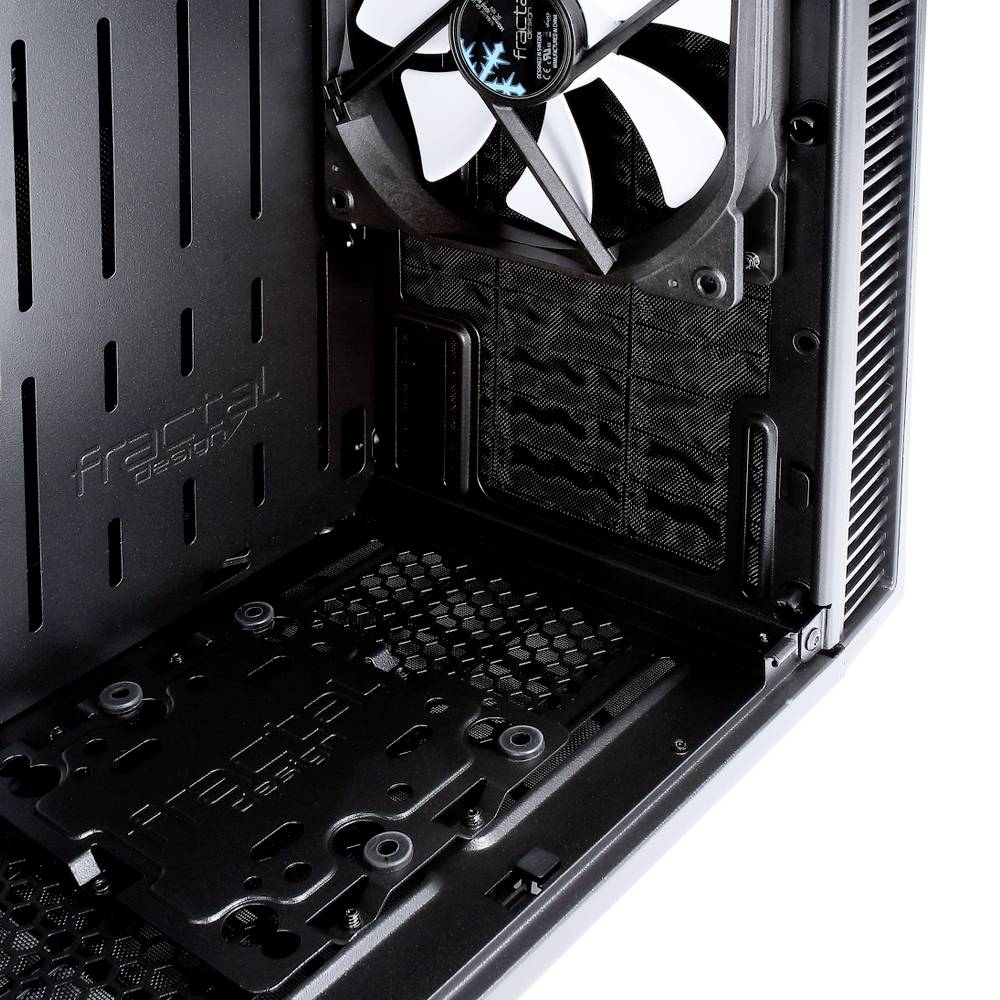 Notranjost ohišja računalnika znamke Fractal Design z vidnim ventilatorjem in nosilcem trdih diskov.