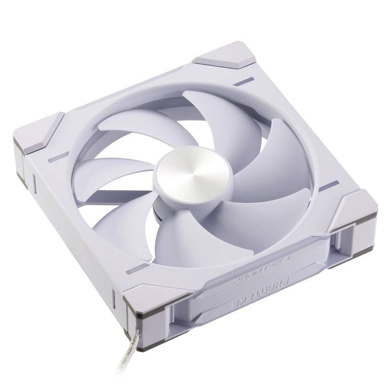 Kvadraten, bel računalniški ventilator s sedmimi krili in srebrnim središčem. Dizajn je preprost z zaobljenimi robovi.